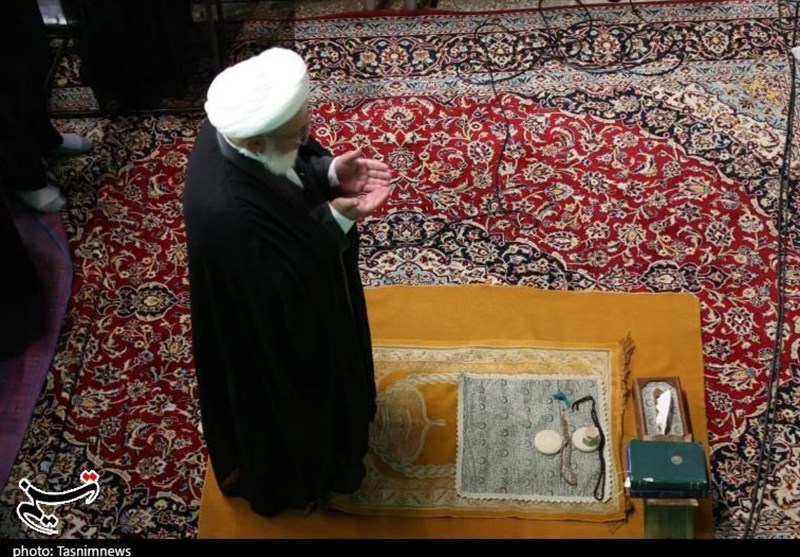 اقامه نماز ظهر عاشورا در یزد به روایت تصویر