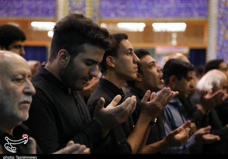 نماز ظهر عاشورا با حضور پرشور عزاداران حسینی در یزد اقامه شد