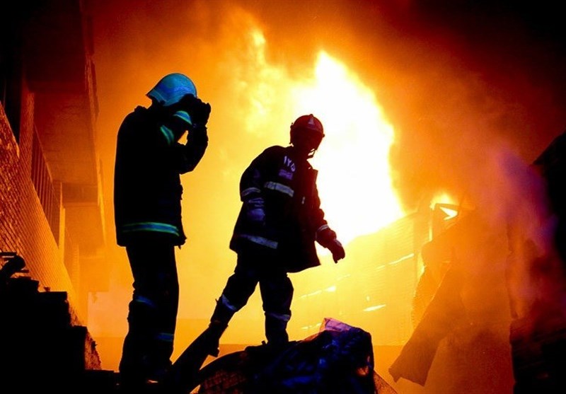 آتش‌سوزی گسترده کارگاه تولید قطعات پلاستیکی در شهرک فیروزبهرام