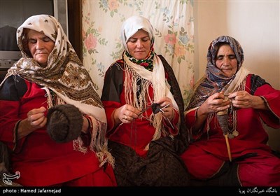 بافت کلاه پشمی با نخ کُرک یکی از منابع درآمد زنان روستای راستقان از توابع شهرستان راز و غلامان خراسان شمالی