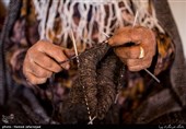 بافت کلاه پشمی با نخ کُرک یکی از منابع درآمد زنان روستای راستقان از توابع شهرستان راز و غلامان خراسان شمالی