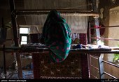 بافت قالیچه ابریشم دورو توسط زنان  روستای مرزنشین «تکله قوز» یکی از روستاهای توابع شهرستان راز و جرگلان در استان خراسان شمالی