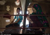 بافت قالیچه ابریشم دورو توسط زنان  روستای مرزنشین «تکله قوز» یکی از روستاهای توابع شهرستان راز و جرگلان در استان خراسان شمالی