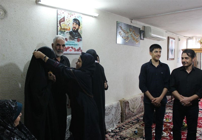 ورزشکاران اسلامشهری مدال قهرمانی خود را به فرزندان شهید مدافع حرم تقدیم کردند