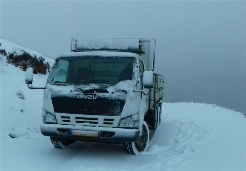 100 خودرو در گردنه چری کوهرنگ گرفتار در برف شدند