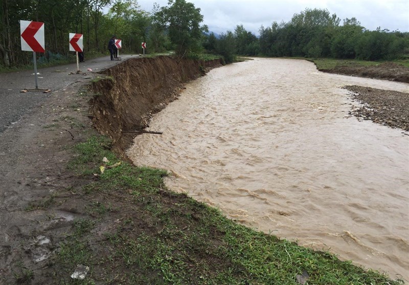 طغیان رودخانه و سیلاب راه ارتباطی 4 روستا را در فومن قطع کرد