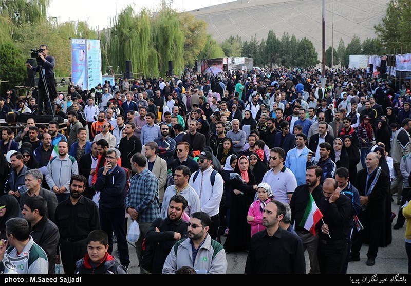 همایش بزرگ پیاده‌روی خانوادگی در یزد برگزار شد