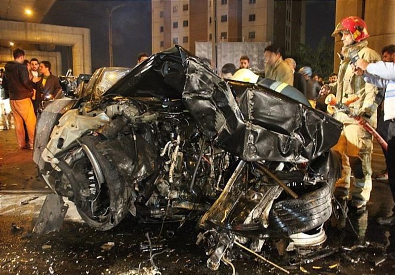 متلاشی شدن BMW پس از تصادف با ستونهای پل هوایی + تصاویر