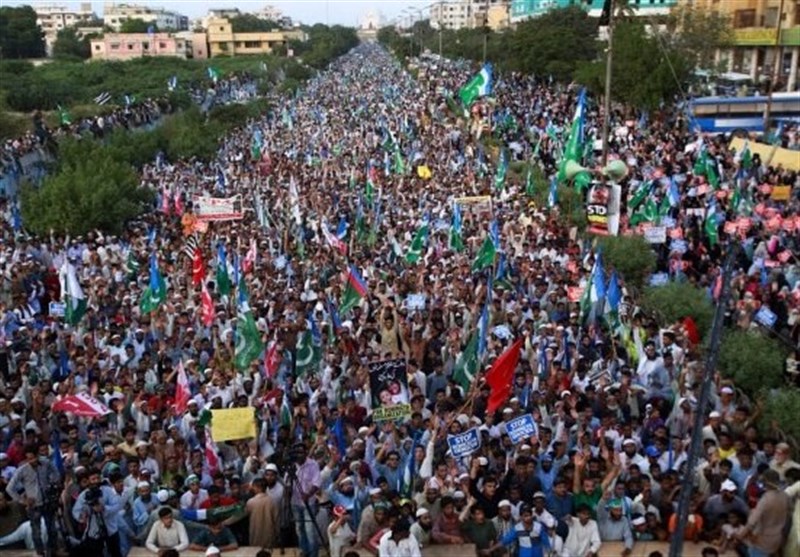 رویارویی طرفداران دولت پاکستان و احزاب اپوزیسیون در اجتماعات بزرگ خیابانی
