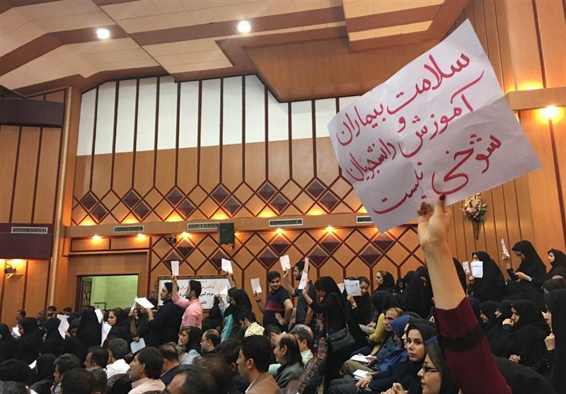 روایت تصویری اعتراض دانشجویان دندانپزشکی دانشگاه اهواز