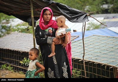 Myanmar Muslim Refugees Waiting for Aid in Distress