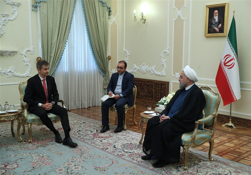 روحانی: شکستن میز مذاکرات هنر نیست