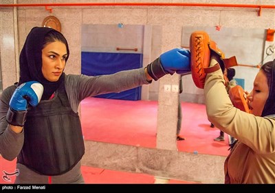 فتاة بدویة بطلة الدورة الحادیة عشرة للکیک بوکسینغ فی ایران