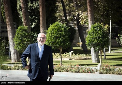  محمدجواد ظریف وزیر امور خارجه در حاشیه جلسه هیئت دولت