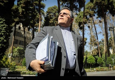  ولی‌الله سیف رئیس کل بانک مرکزی در حاشیه جلسه هیئت دولت