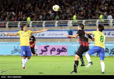 دیدار تیم های فوتبال سیاه جامگان مشهد با صنعت نفت آبادان