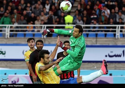 دیدار تیم های فوتبال سیاه جامگان مشهد با صنعت نفت آبادان