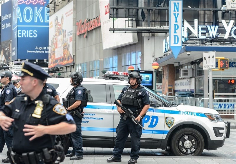 یورش خودروهای پلیس نیویورک به سوی معترضان +فیلم