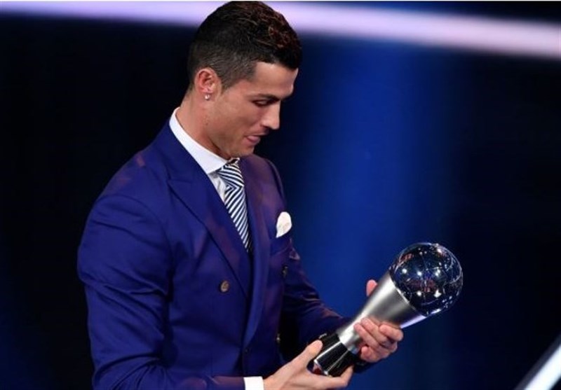 البرتغالی کریستیانو رونالدو یفوز بجائزة أفضل لاعب فی العالم للمرة الخامسة