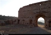 کاروانسرای قلعه نصیر پلدختر در آستانه تخریب؛ بنای تاریخی دوره صفوی منزلگاه حیوانات شد