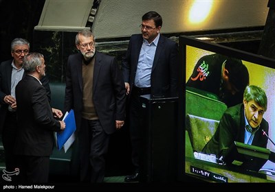 علی لاریجانی رئیس مجلس شورای اسلامی هنگام خروج از جلسه