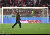 حاشیه بازی پرسپولیس - تراکتورسازی|تشویق گل‌محمدی از سوی هواداران دو تیم و شعار علیه برانکو + عکس