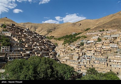 روستای کوهستانی گلین، در فاصله 50 کیلومتری جنوب غربی شهر سنندج در استان کردستان واقع شده است. این روستا بافت پله کانی دارد و اهالی آن بیشتر به کشاورزی و باغداری مشغول هستند و از این طریق امرار معاش می‌کنند.