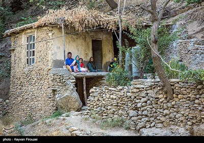 روستای کوهستانی گلین، در فاصله 50 کیلومتری جنوب غربی شهر سنندج در استان کردستان واقع شده است. این روستا بافت پله کانی دارد و اهالی آن بیشتر به کشاورزی و باغداری مشغول هستند و از این طریق امرار معاش می‌کنند.