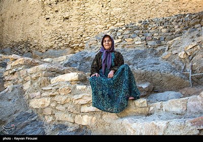 روستای کوهستانی گلین، در فاصله 50 کیلومتری جنوب غربی شهر سنندج در استان کردستان واقع شده است. این روستا بافت پله کانی دارد و اهالی آن بیشتر به کشاورزی و باغداری مشغول هستند و از این طریق امرار معاش می‌کنند.