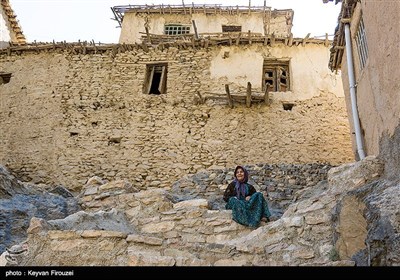 روستای کوهستانی گلین، در فاصله 50 کیلومتری جنوب غربی شهر سنندج در استان کردستان واقع شده است. این روستا بافت پله کانی دارد و اهالی آن بیشتر به کشاورزی و باغداری مشغول هستند و از این طریق امرار معاش می‌کنند.