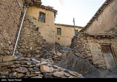 روستای کوهستانی گلین، در فاصله 50 کیلومتری جنوب غربی شهر سنندج در استان کردستان واقع شده است. این روستا بافت پله کانی دارد و اهالی آن بیشتر به کشاورزی و باغداری مشغول هستند و از این طریق امرار معاش می‌کنند.