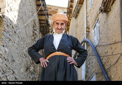 روستای کوهستانی گلین، در فاصله 50 کیلومتری جنوب غربی شهر سنندج در استان کردستان واقع شده است. این روستا بافت پله کانی دارد و اهالی آن بیشتر به کشاورزی و باغداری مشغول هستند و از این طریق امرار معاش می‌کنند.