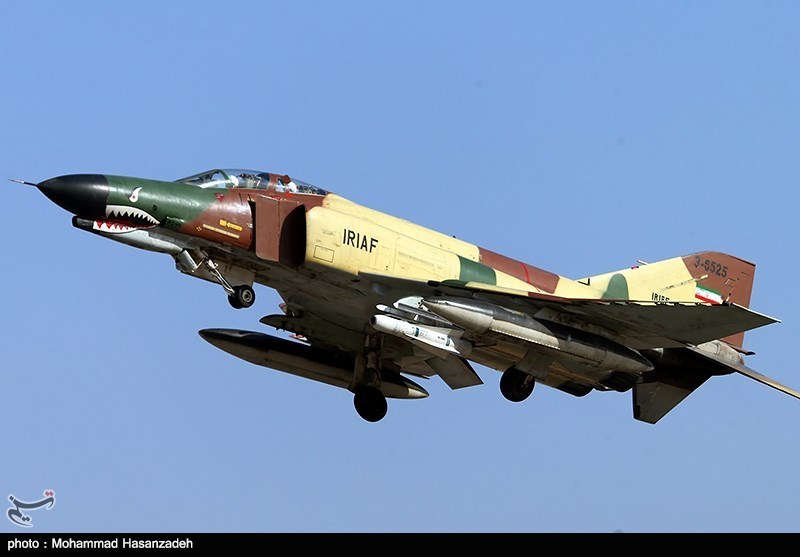 اورهال یک فروند جنگنده F-4 در پایگاه هوایی تهران