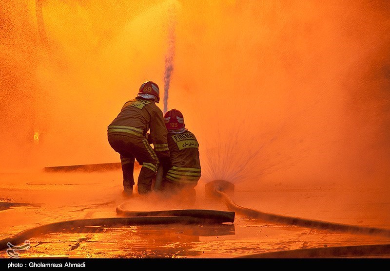آتش‌سوزی در یک ساختمان تجاری در خیابان جمهوری