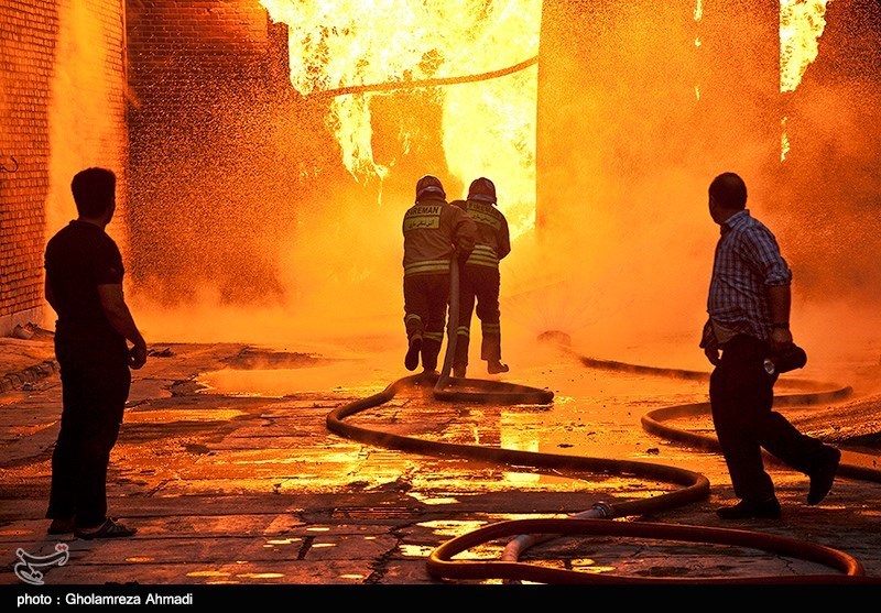 گاراژ 3 هزار متری خیابان هلال‌احمر در کام آتش