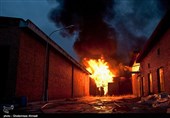 حریق گسترده در کارخانه تولید خوراک دام شهرکرد اطفا شد