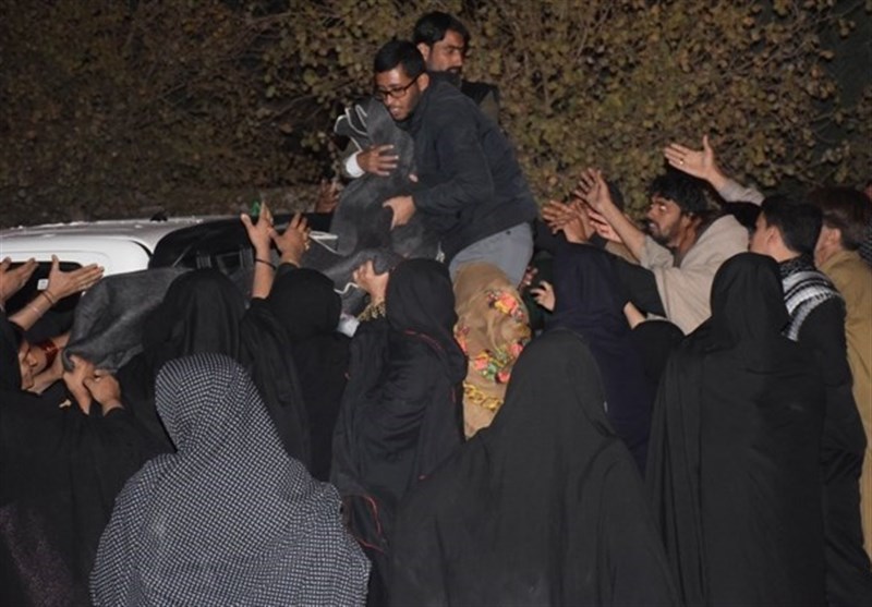 وضعیت نامناسب زائران اربعین در مرز پاکستان؛ تلاش بی‌وقفه ایرانی‌ها ‌برای پذیرایی زائران + تصاویر‌