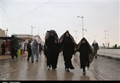 پیاده‌روی زائران حسینی در زیر باران به روایت تصویر‌