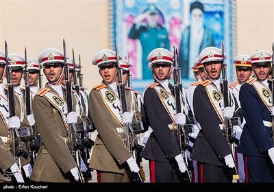 پاک آرمی چیف کا ایران کے اعلیٰ عسکری حکام کی جانب سے والہانہ استقبال