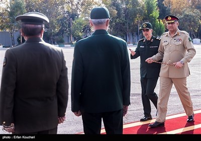 پاک آرمی چیف کا ایران کے اعلیٰ عسکری حکام کی جانب سے والہانہ استقبال