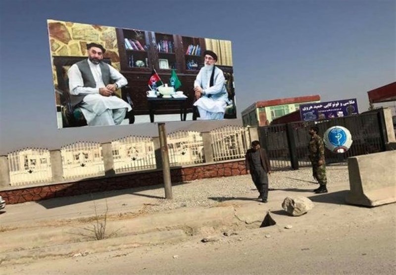 استخدام محافظان مسلح برای حفاظت از بیلبوردهای حکمتیار در کابل
