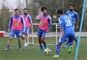 فوتبال درون تیمی آبی‌ها و انجام حرکات ترکیبی/ صحبت‌های شفر با هافبک ملی‌پوش