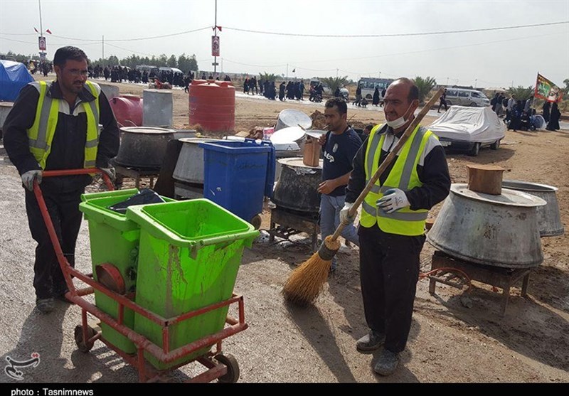 همکاری شهرداری قم با برادران عراقی در نظافت مسیر راهپیمایی اربعین به‌روایت تصویر