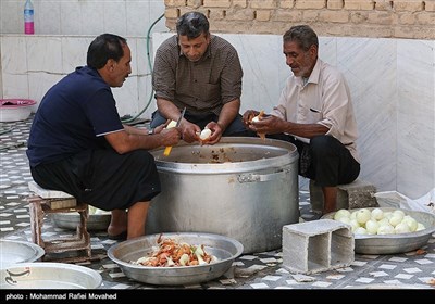 تهیه و توزیع غذای نذری در میان زائرین - شلمچه