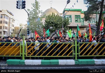 بالصور... مسیرة عزاء طلابیة من جامعة طهران الى حسینیة الامام الخمینی (رض)