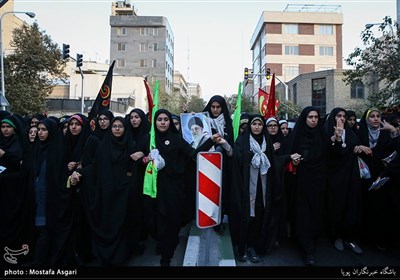 بالصور... مسیرة عزاء طلابیة من جامعة طهران الى حسینیة الامام الخمینی (رض)