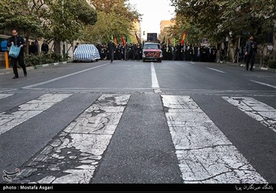 بالصور... مسیرة عزاء طلابیة من جامعة طهران الى حسینیة الامام الخمینی (رض)