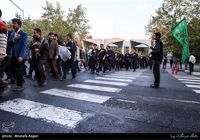 بالصور... مسیرة عزاء طلابیة من جامعة طهران الى حسینیة الامام الخمینی (رض)