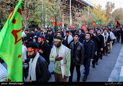 بالصور... مسیرة عزاء طلابیة من جامعة طهران الى حسینیة الامام الخمینی (رض)