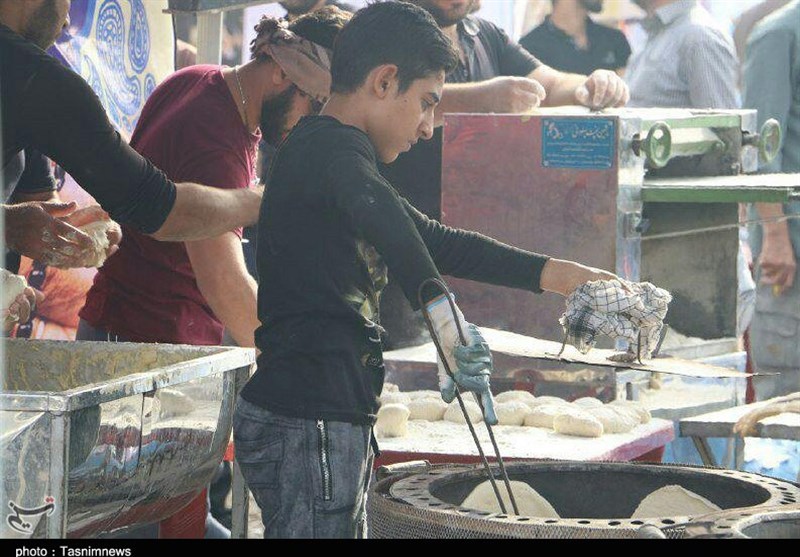 استقبال پرسنل اداره اوقاف خوزستان از زائران حسینی در موکب اباعبدالله حسین(ع) به روایت تصویر